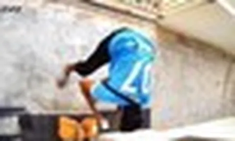 Camera ghi lại hành động gây bức xúc của shipper ngay sau khi xác nhận giao hàng
