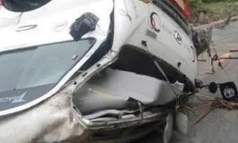 VIDEO: Lũ lên bất ngờ, xe khách bị vò nát, cuốn trôi gần 100 m