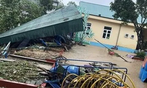 Dông lốc quét qua Quảng Ninh, cuốn bay mái tôn nhà dân