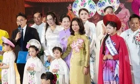 Chạy mưa dựng lại sân khấu trong 3 tiếng, NTK Cao Thu Vân vẫn kể trọn "Miền ký ức" bằng áo dài