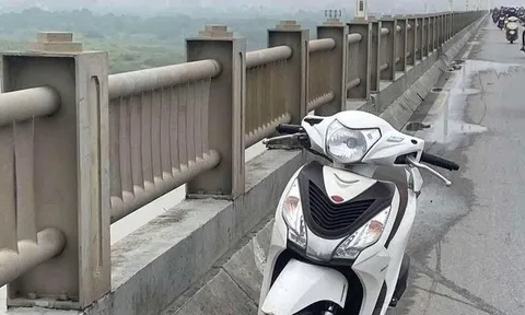 Nam thanh niên bỏ xe máy trên cầu Vĩnh Tuy, lao xuống sông Hồng