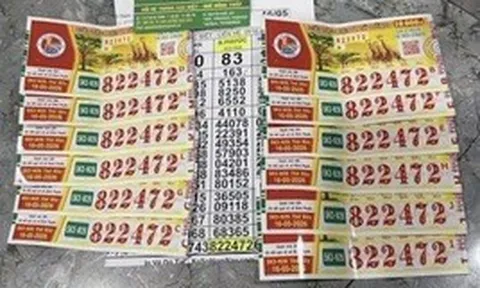 Mua 12 tờ vé số trong lúc đi đón con, tối đại lý đến tận nhà làm một việc