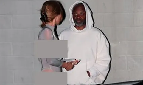 Vợ Kanye West lại mặc hở khó tả, nhìn biểu cảm của người qua đường là hiểu