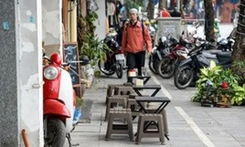 Tiểu thương phố cổ Hà Nội: "Thà trả phí để dùng vỉa hè đàng hoàng, còn hơn vừa buôn bán vừa thấp thỏm"