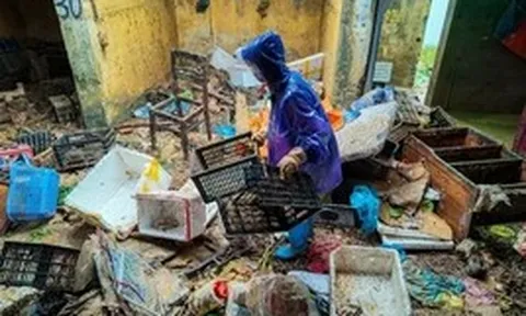 Nước lũ ngập đến cổ, tiểu thương ở Quảng Ninh mất trắng sau một đêm