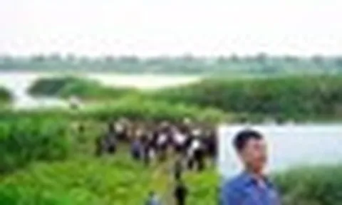 Xem livestream vụ 5 học sinh đuối nước, người đàn ông bật khóc, chạy xe hơn 20km tới hiện trường