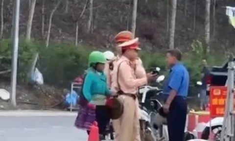 Người phụ nữ mang chiêng ra gõ, cản trở CSGT xử lý vi phạm nồng độ cồn