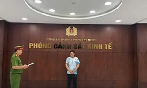 Bắt Nguyễn Trần Việt Hoàng, 33 tuổi tại TP.HCM - chủ chuỗi K.W Sneaker