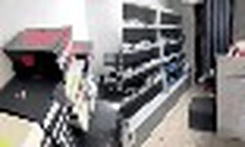 Cận cảnh kho hàng, lời khai gây sốc của ông chủ chuỗi K.W Sneaker Nguyễn Trần Việt Hoàng: Mua giày giả từ các hội nhóm online rồi bán thu lợi nhuận cao