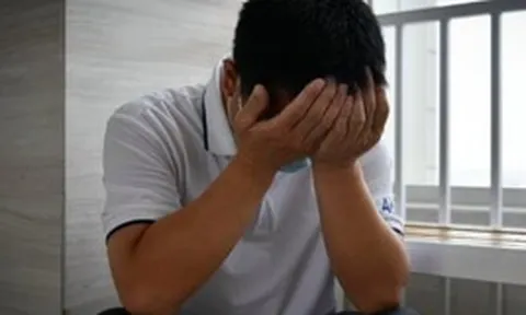 10 năm không giữ lại một đồng lương, đến lúc bố nằm viện cần tiền gấp thì vợ nhìn tôi thản nhiên: "Anh tự lo đi"