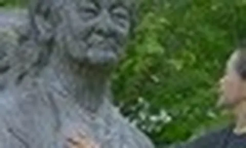 Khánh Ly về nước thăm mộ Phạm Duy: "Con ở xa lắm, không biết còn lần sau thăm bố không"