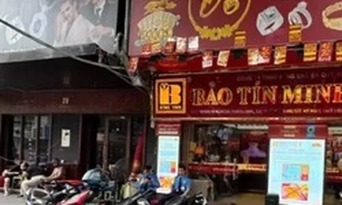 Cảnh tượng lạ trên 'phố vàng' Hà Nội