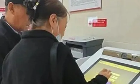 Khách gửi tiết kiệm hơn 387 triệu đồng, 8 năm sau phát hiện đã mua bảo hiểm, ngân hàng khẳng định: “Chúng tôi bán hàng đúng quy trình”