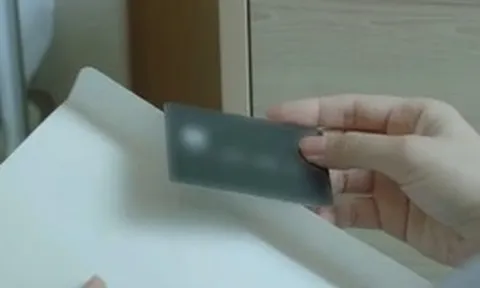 Vừa cưới xong chồng đã tự nguyện nộp hết thẻ lương cho vợ, tình cờ lục ví anh tôi mới ngã ngửa trước sự "cao tay" toan tính