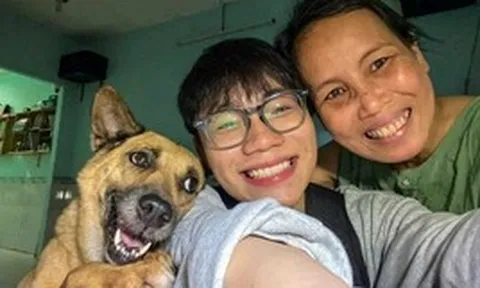 Bức ảnh mẹ, con trai và chú chó chụp nửa đêm "gây sốt" MXH: Câu chuyện cảm động phía sau