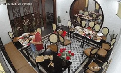 Nam nhân viên đang dọn bàn hốt hoảng bỏ chạy vì thứ dưới sàn, quản lý lập tức gọi ngay cho nhóm khách quay lại