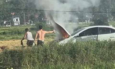 Hiện trường vụ ô tô bốc cháy khi đi qua con đường phơi rơm rạ ở Nghệ An