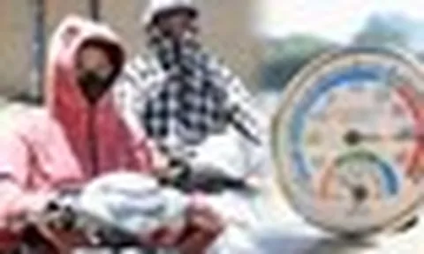 Ngoài đường hầm hập như lò nung, người Hà Nội kéo vào trung tâm thương mại tránh nóng