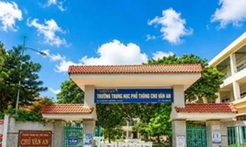 Cả trường bị hạ thi đua, cắt khen thưởng nhưng 'không biết sai ở đâu'