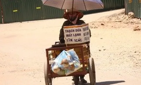 Người lao động chật vật mưu sinh giữa "chảo lửa" 40 độ C Hà Nội