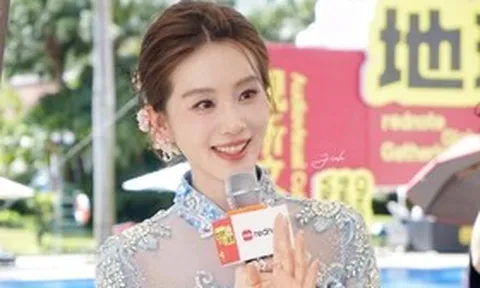 Mỹ nhân đẹp bậc nhất Trung Quốc khoe nhan sắc đỉnh cao ở phố đi bộ Hồ Gươm