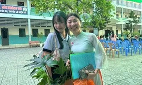 Con gái ca sĩ Thu Phượng năng nổ tiếp sức mùa thi