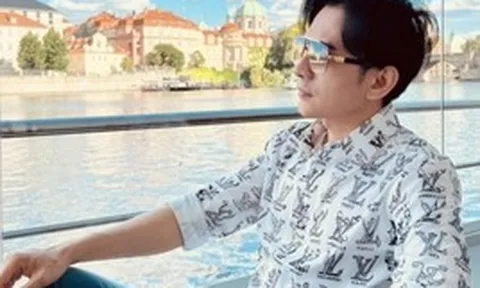 Nam ca sĩ đình đám một thời đi bán cà phê tại đường Đinh Tiên Hoàng, TP.HCM: Khách đến mua không có chỗ đứng