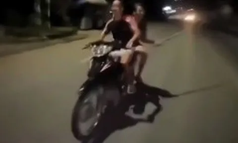 Nhóm thanh thiếu niên không đội mũ bảo hiểm, quay clip để câu view