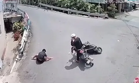 Chạy xe đâm vào người do nghe điện thoại, không cứu người mà tiếp tục điện thoại