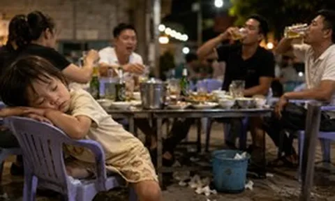 Xót xa cảnh em bé ngủ gục trong quán nhậu khi bố mẹ bận 'dô' 100%'
