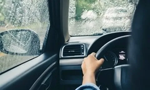 Cho anh đồng nghiệp đi nhờ xe suốt một tuần trời, ngày mưa anh nói 1 câu khiến tôi phải tấp lề đường bật khóc