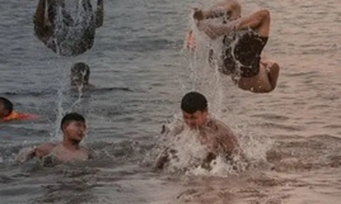 VDIEO: Hà Nội nắng như đổ lửa trên 40 độ C, người dân ùn ùn ra sông Hồng, Hồ Tây giải nhiệt