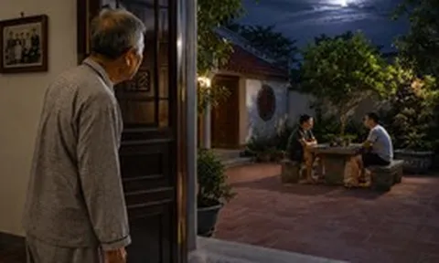 Đối xử với 2 con rể "bên trọng bên khinh", bố vợ xấu hổ khi phát hiện chuyện bí mật giữa đêm khuya