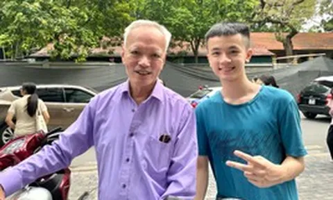 Ông nội 80 tuổi chở cháu đi làm thủ tục thi lớp 10, động viên bằng bát phở nóng