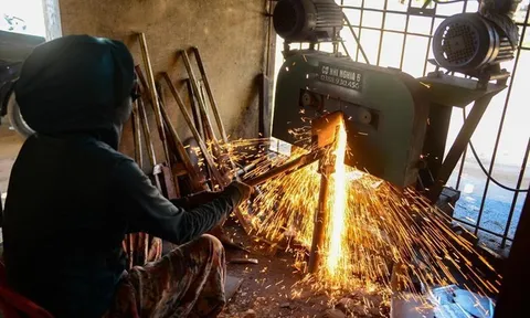 Mưu sinh trong lò rèn 1.000 độ  giữa đỉnh điểm nắng nóng