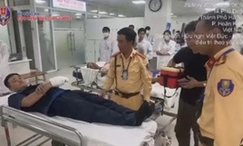 Video: Khoảnh khắc CSGT mở đường cứu người dân bị khối sắt 6 tấn đè nát bàn tay