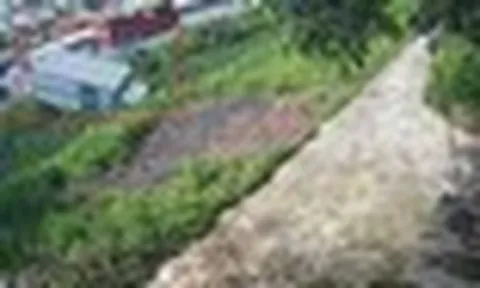 Video: Khoảnh khắc ô tô tải quay đầu ‘thần tốc’, húc văng xe máy xuống mương