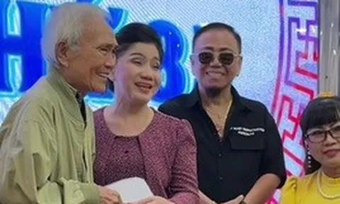 Nữ NSND giàu có bỏ 10 triệu đồng tặng 1 đồng nghiệp nghèo khổ