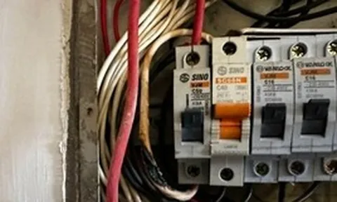 Nắng nóng đỉnh điểm, cư dân chung cư cũ Hà Nội thấp thỏm vì hệ thống điện xuống cấp: "Bật điều hòa cũng lo cháy nổ"