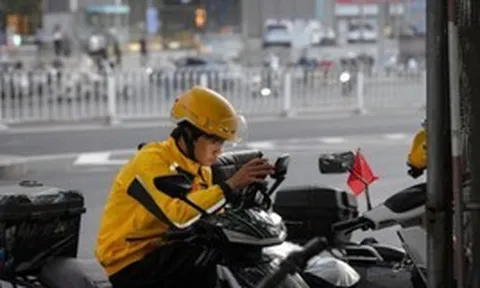 Nam sinh tốt nghiệp ĐH top đầu đi giao đồ ăn, ai cũng chê "lãng phí tương lai": Khi biết thu nhập 1,3 tỷ đồng/3 năm tất cả nín lặng