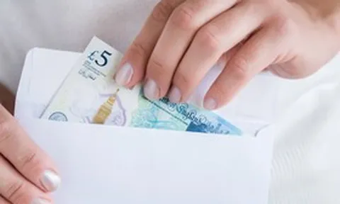 Tiết kiệm tiền bằng phong bì giấy: Trào lưu lạ của giới trẻ gây sốt mạng xã hội