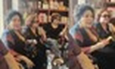 Thúy Nga từ Mỹ về tới quán cafe của 1 nam ca sĩ gọi hết nhân viên ra: "Còn nữa, ba chục đứa cơ mà"