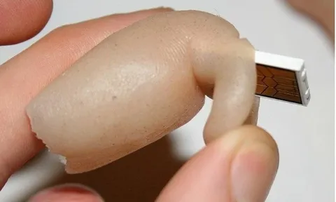"Dị nhân công nghệ" gây sửng sốt khi biến ngón tay thành chiếc USB kỳ lạ nhất hành tinh