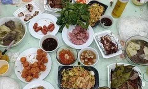 Lên nhà con trai đột xuất, tôi choáng váng sợ hãi với bữa cơm con dâu tương lai chuẩn bị