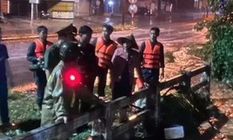 3 phụ nữ cùng xe máy bị nước lũ cuốn trôi trong đêm