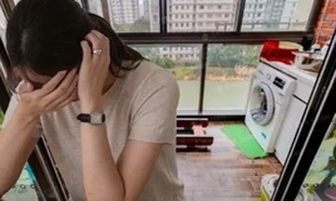 Chồng thất nghiệp 2 năm, vợ cáng đáng cả gia đình rồi đột nhiên phát hiện sự thật qua chức danh hiện trên điện thoại chồng