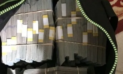 Nửa đêm chồng về nhà trong tình trạng loạng choạng, dúi vào tay tôi một chiếc balo, mở ra xem mà tay chân tôi lạnh ngắt