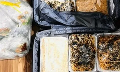 Mở vali đi công tác về của chồng mà tôi như ngồi trên đống lửa dù trong ấy không có vật gì nhạy cảm