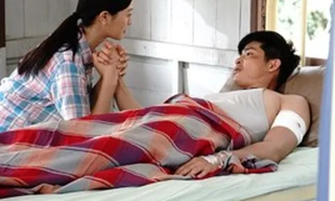 Ngôi nhà mơ ước còn chưa kịp hoàn thiện thì chồng tôi nằm liệt giường, mỗi ngày anh đều hỏi một câu khiến tôi không cầm được nước mắt