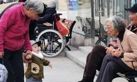 Ông bà chăm cháu không phải là vấn đề, điều đáng lo là khi cha mẹ dần không còn vai trò gì với con cái